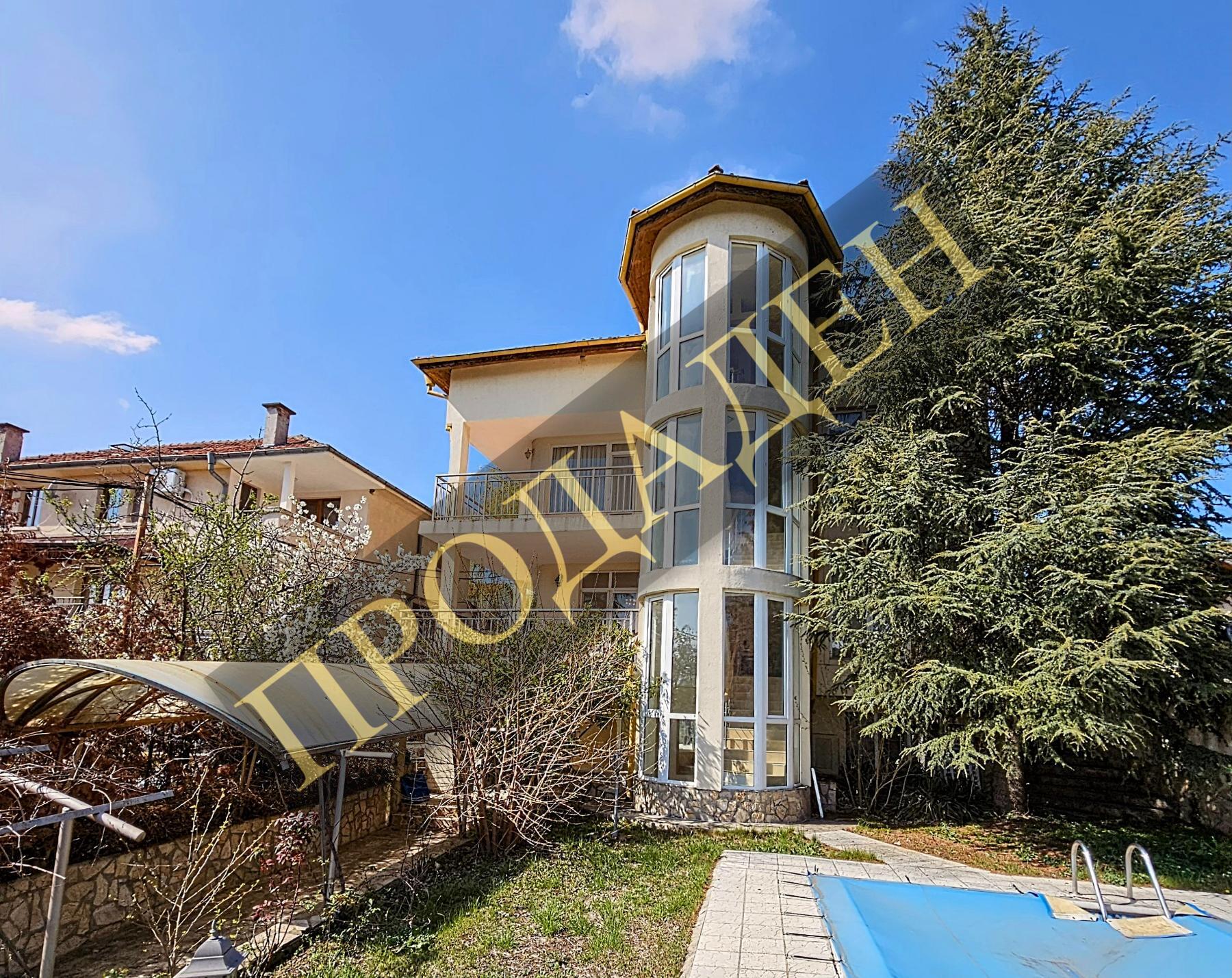 Четириетажна къща с пет спални, четири бани, външен и вътрешен басейн, финландска сауна и голям двор с барбекю зона, с.Лъка, обл.Бургас