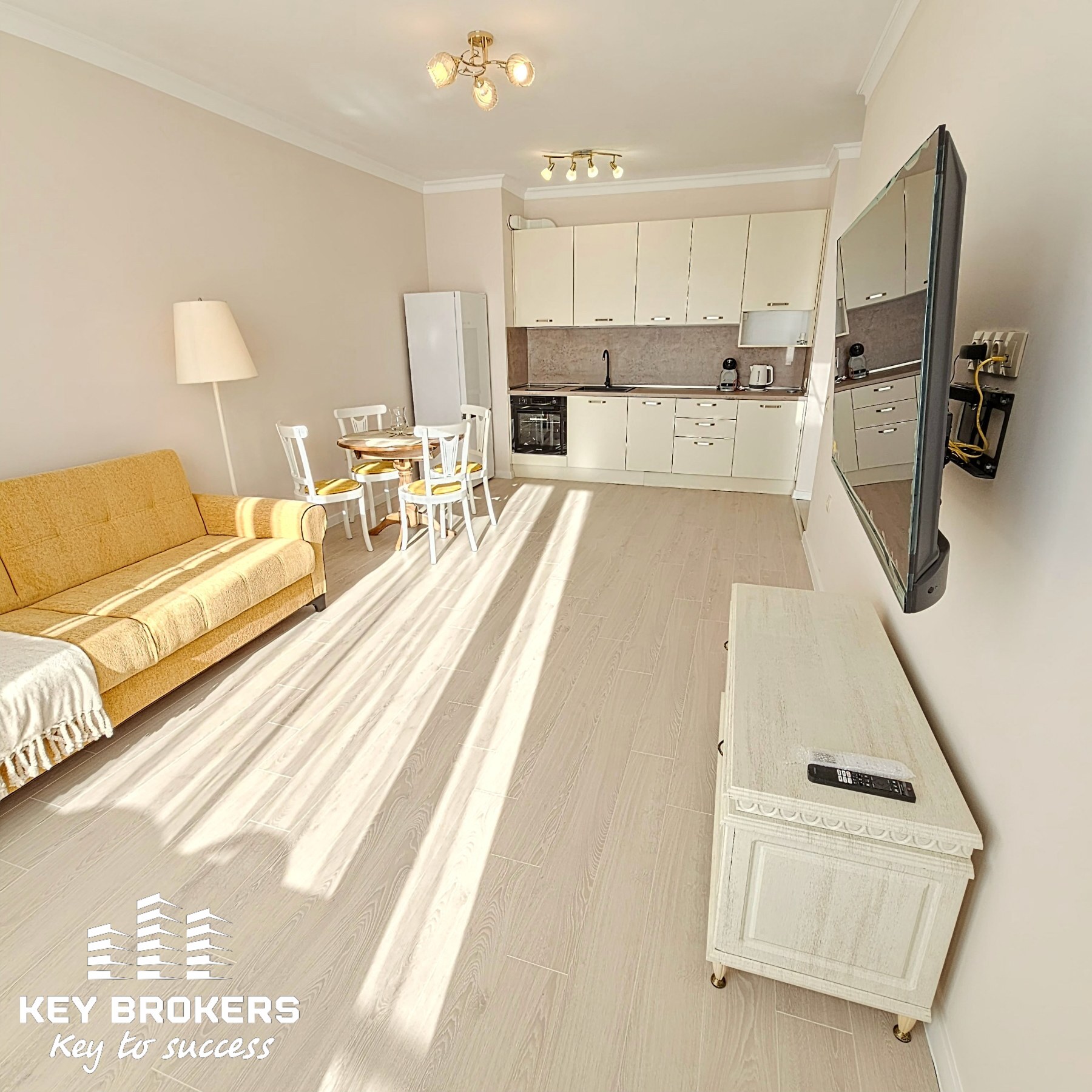 Луксозно обзаведен и оборудван апартамент с една спалня, намиращ се в новопостроена сграда в ж.к."Изгрев", гр.Бургас. Включено паркомясто