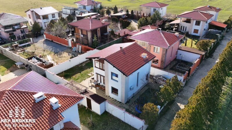 Самостоятелна двуетажна, напълно обзаведена къща с три спални, две бани и голям двор - с.Гюльовца , общ.Несебър , обл.Бургас - Image 4
