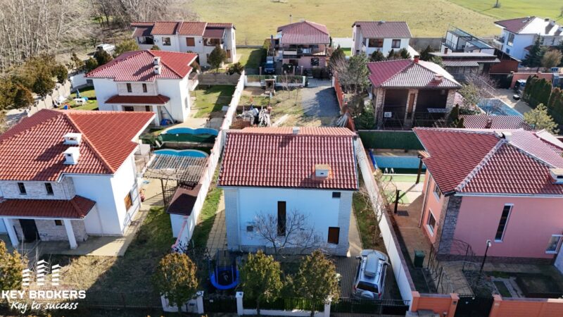 Самостоятелна двуетажна, напълно обзаведена къща с три спални, две бани и голям двор - с.Гюльовца , общ.Несебър , обл.Бургас - Image 5