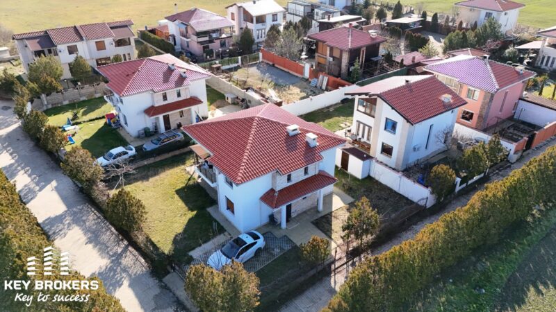 Обзаведена двуетажна къща с 4 спални, 3 бани, външен басейн, барбекю зона и голям двор, с.Гюльовца, обл.Бургас - Image 2
