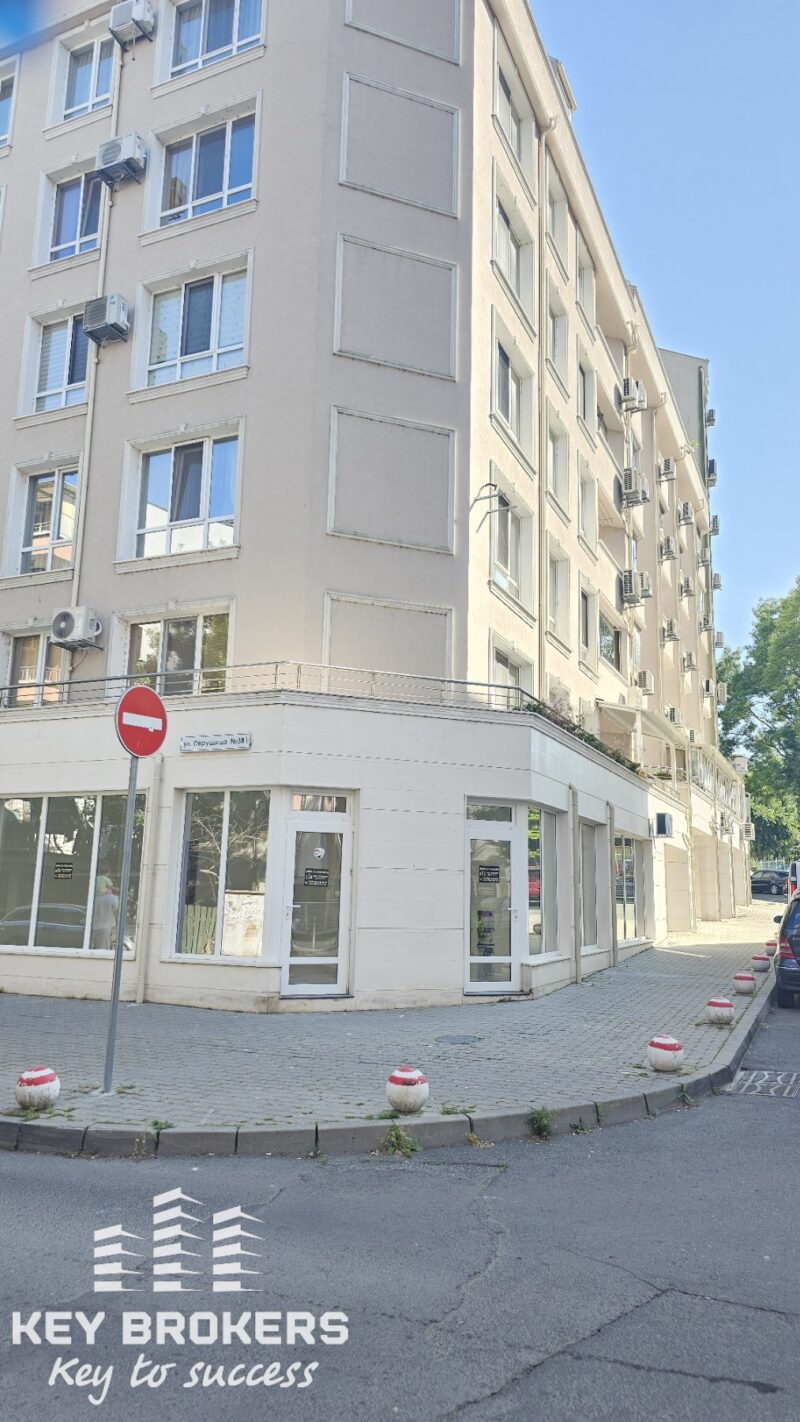 Под наем! Два ъглови, съседни офиса в луксозна сграда в ж.к. ”Лазур”, на партер, с лице на улица - Image 2