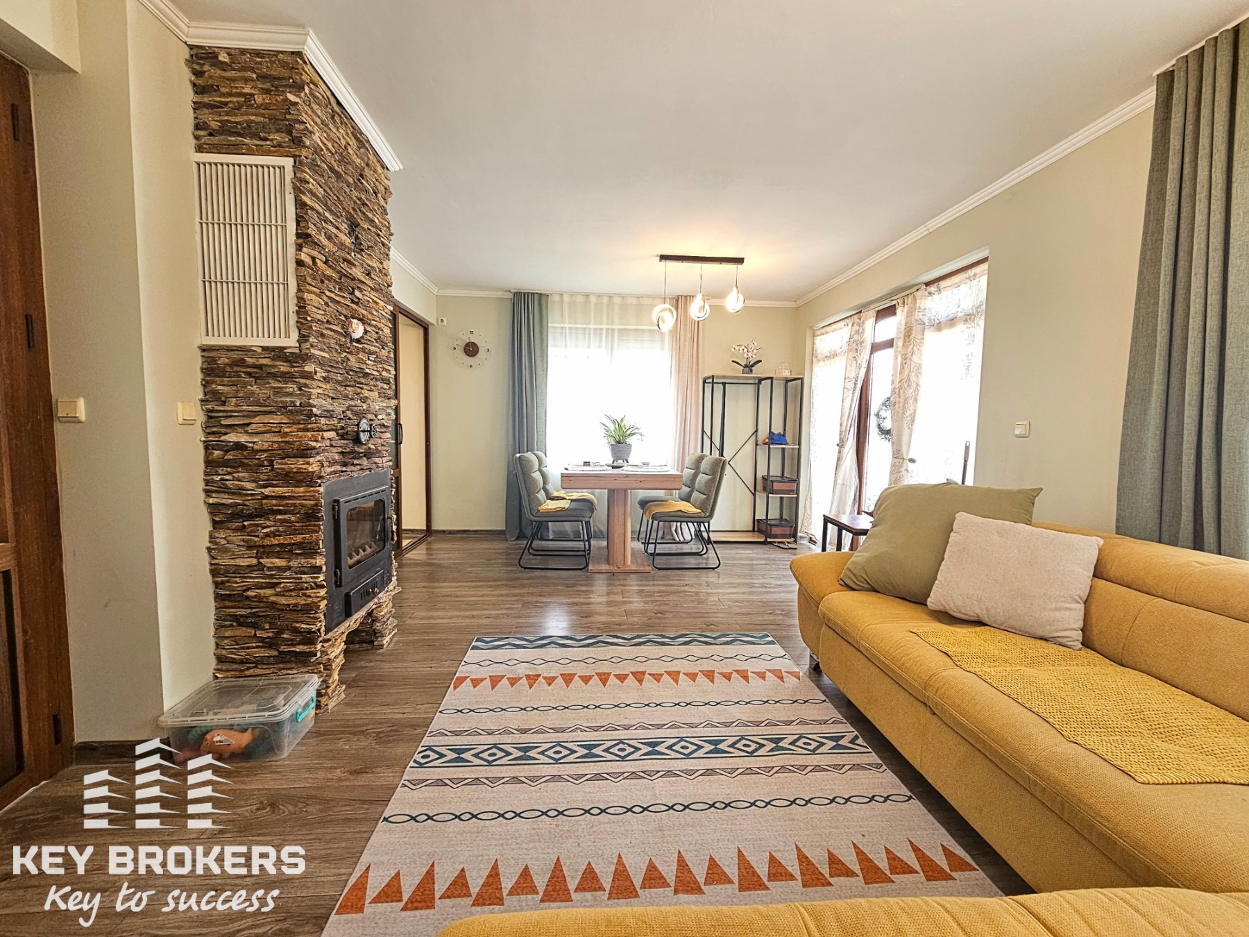 Самостоятелна къща с 3 спални, 2 бани и голям озеленен двор, с.Гюльовца, обл.Бургас - Image 3