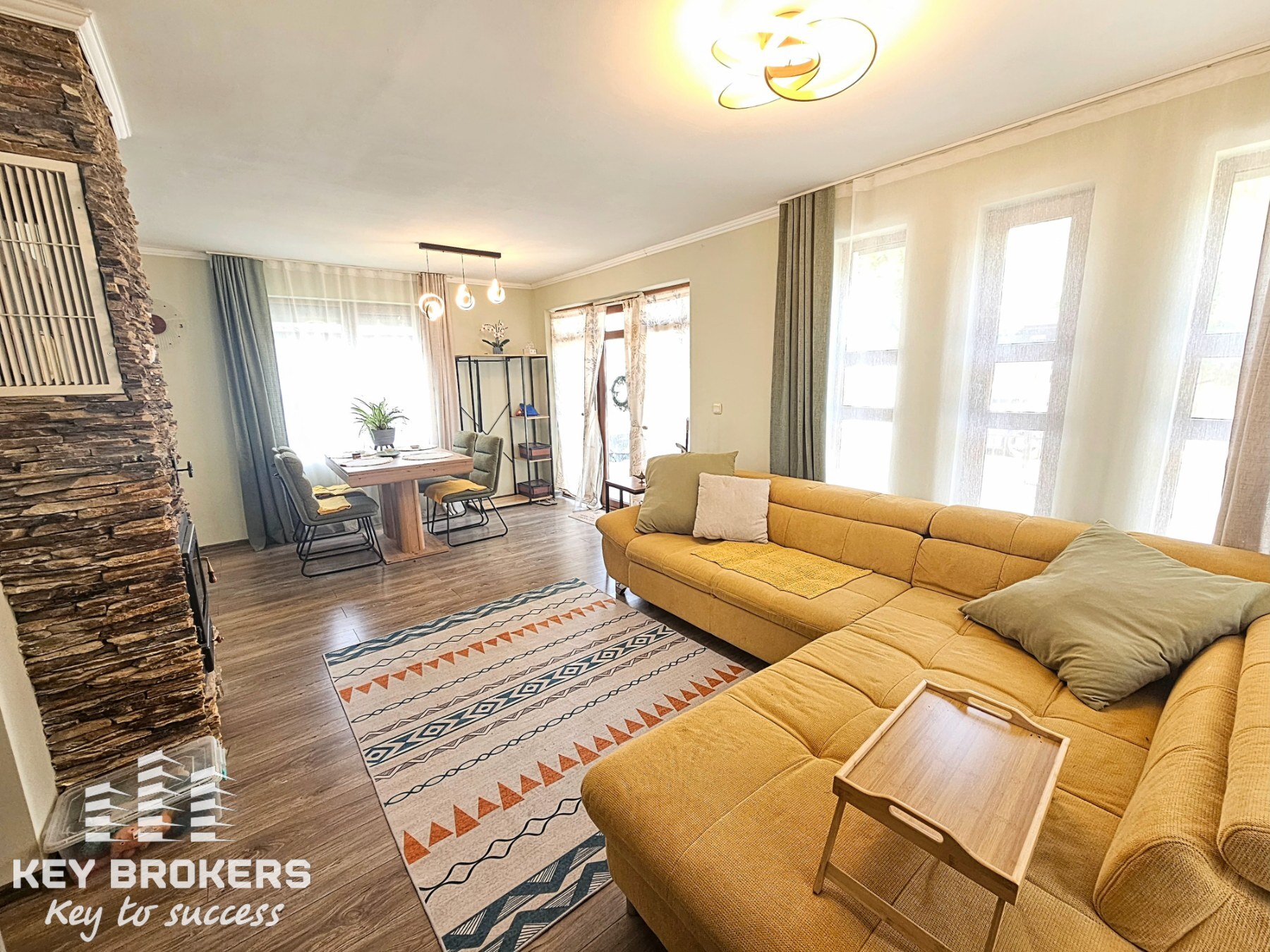 Самостоятелна къща с 3 спални, 2 бани и голям озеленен двор, с.Гюльовца, обл.Бургас