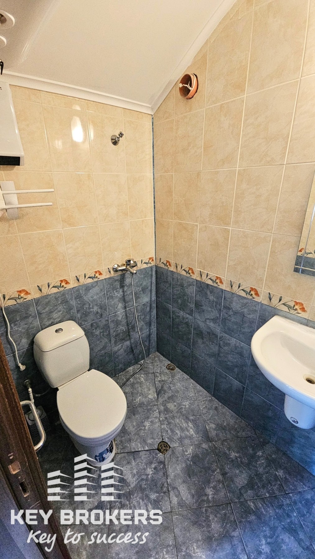 Самостоятелна къща с 3 спални, 2 бани и голям озеленен двор, с.Гюльовца, обл.Бургас - Image 9