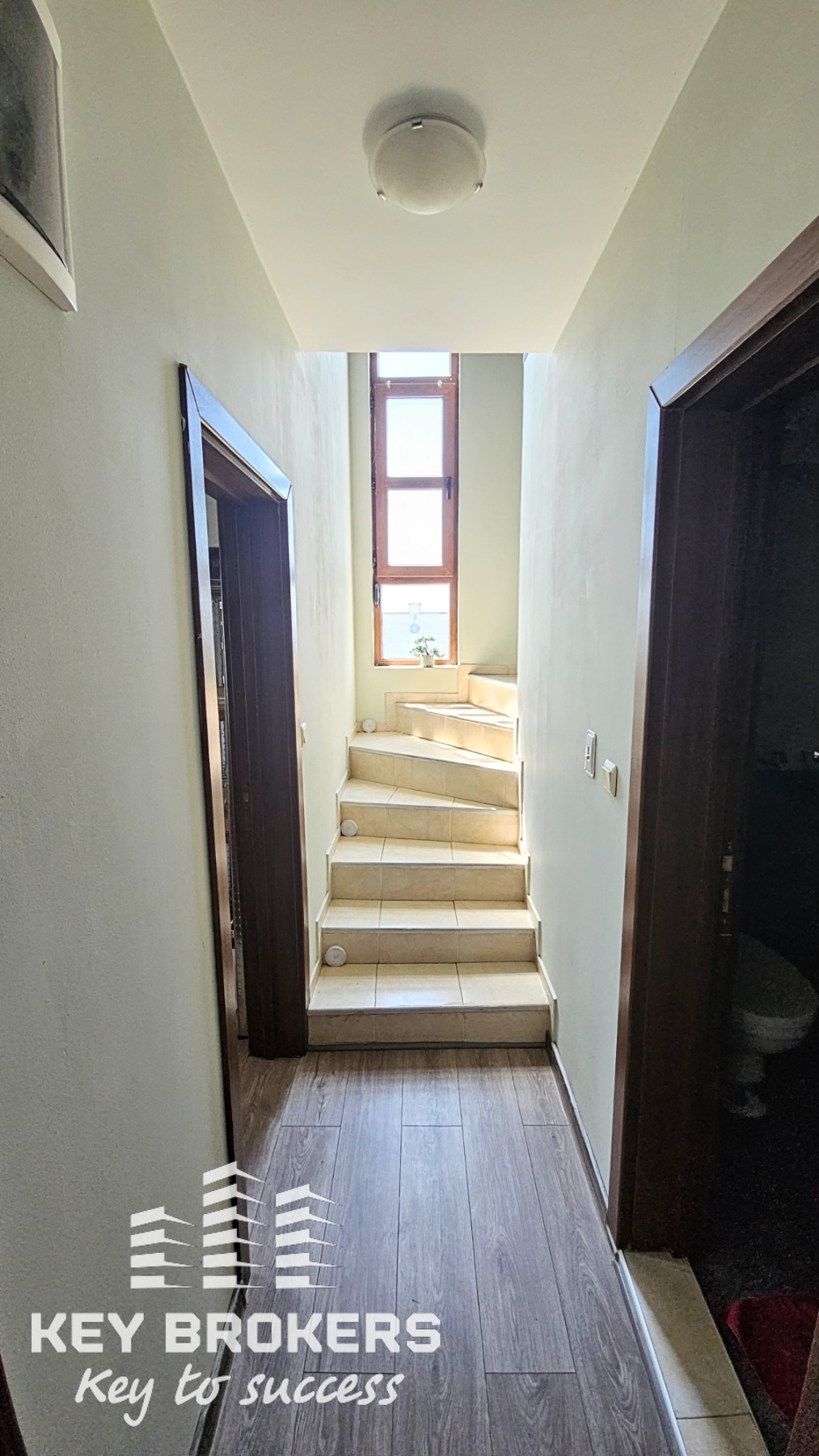 Самостоятелна къща с 3 спални, 2 бани и голям озеленен двор, с.Гюльовца, обл.Бургас - Image 11