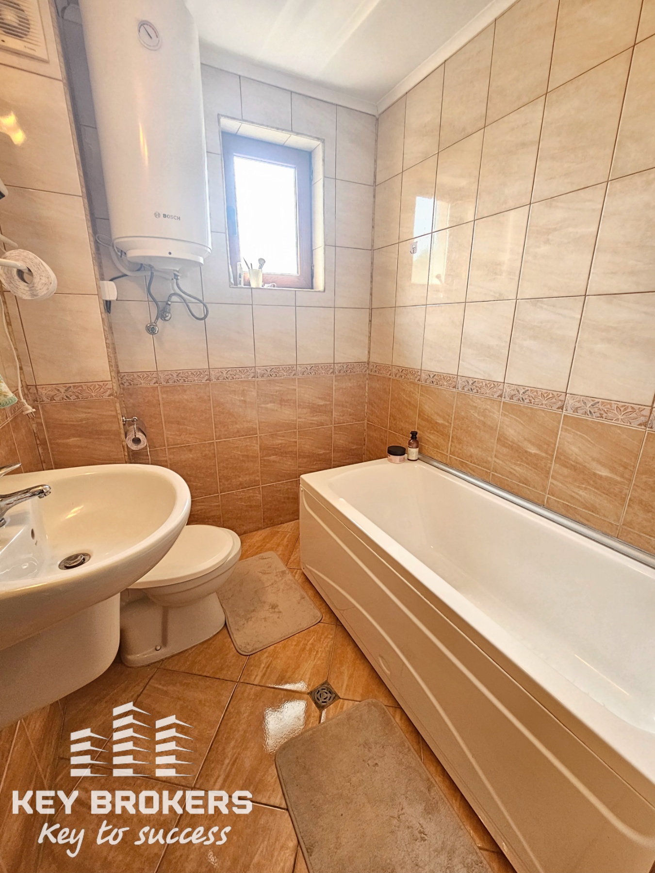 Самостоятелна къща с 3 спални, 2 бани и голям озеленен двор, с.Гюльовца, обл.Бургас - Image 16