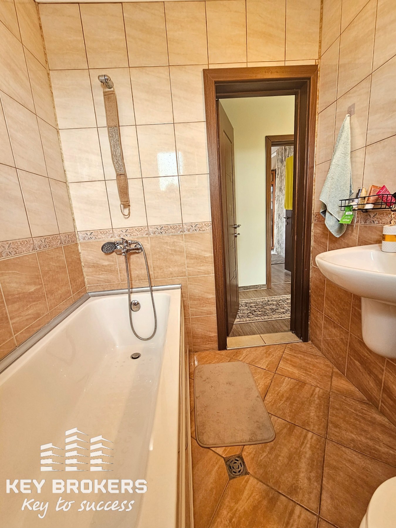 Самостоятелна къща с 3 спални, 2 бани и голям озеленен двор, с.Гюльовца, обл.Бургас - Image 17