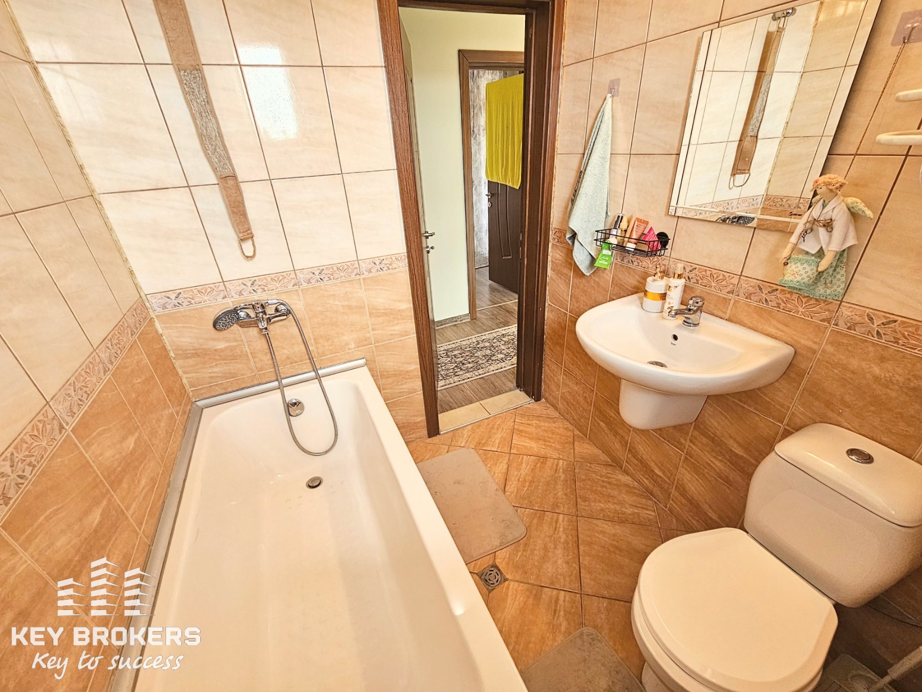 Самостоятелна къща с 3 спални, 2 бани и голям озеленен двор, с.Гюльовца, обл.Бургас - Image 18